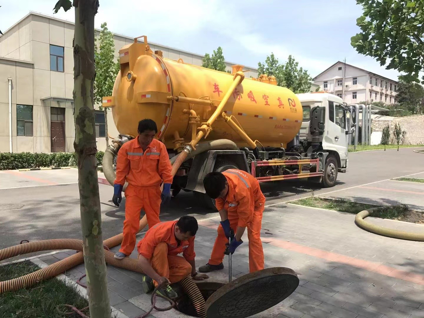 遵化管道疏通车停在窨井附近