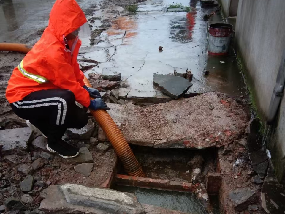 遵化专业清理污水池 炜誉市政以规范流程守护城市 “肠道”