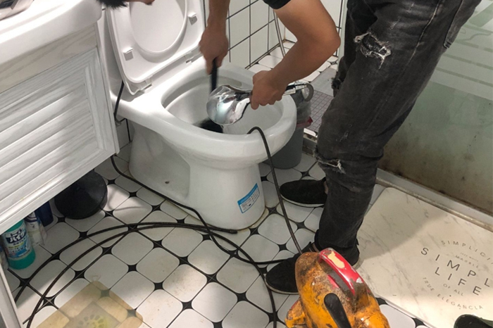 遵化马桶堵塞自己疏通还是找师傅?专业上门服务让你省时更省心